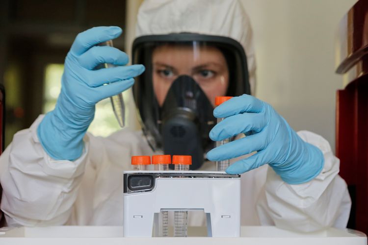 Seorang peneliti bekerja di laboratorium Kamaleya Research Institute selama proses pengujian dan produksi vaksin virus corona di Moskow, Rusia pada 6 Agustus 2020.  Rusia mengklaim sebagai negara pertama yang mengembangkan vaksin virus corona, menurut Sputnik V.