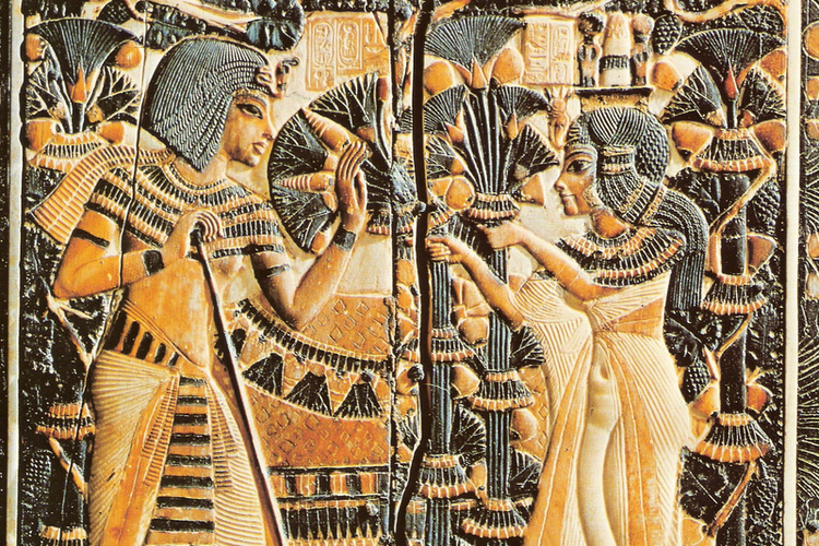Ankhesenamun (kanan) memberikan bunga kepada Firaun Tutankhamun (kiri) suaminya.