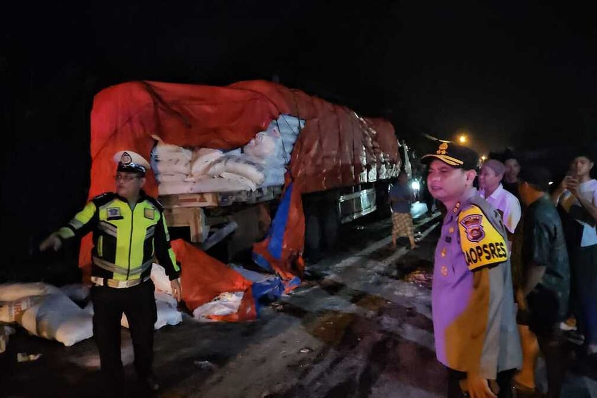 Bus Minanga Ekspres yang membawa rombongan study tour dari Sekolah Dasar (SD) Negeri 1 Harisan Jaya, Kabupaten Ogan Komering Ulu (OKU) Timur, mengalami kecelakaan saat melintas di Jalan Lintas Timur tepatnya di Desa Buluh Cawang, Kecamatan Kayuagung, Kabupaten Ogan Komering Ilir (OKI), Sumatera Selatan, Jumat (25/5/2024).