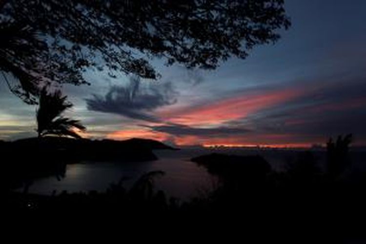 Sunset di Sabang, Aceh, Selasa (20/9/2011). KOMPAS IMAGES/KRISTIANTO PURNOMO