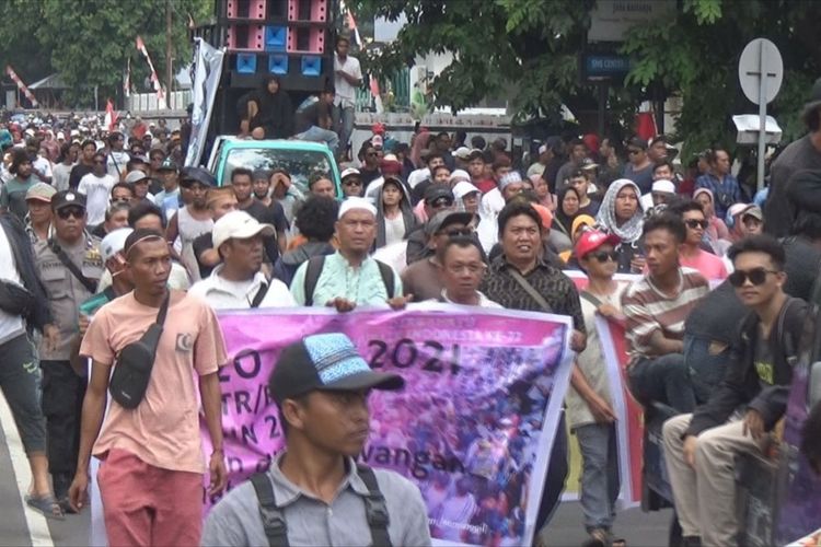 Ratusan warga Gili Trawangan berdemo ke kantor gubernur dan DPRD NTB beberapa waktu lalu untuk menuntut hak atas tanah mereka.