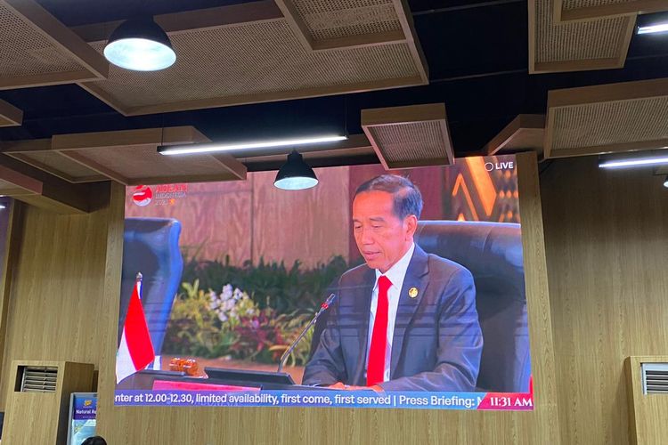 Presiden Joko Widodo menyampaikan sambutan dalam sesi pembukaan ASEAN Leaders’ Interface With Representatives Of ASEAN Youths di Labuan Bajo, Manggarai Barat, Nusa Tenggara Timur (NTT), Rabu (10/5/2023). 