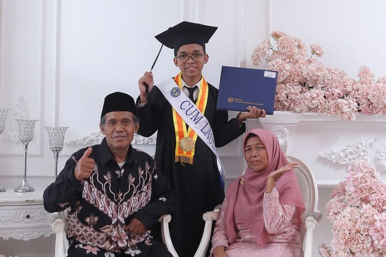 Khakam Ma?ruf bersama kedua orangtuanya usai diwisuda.