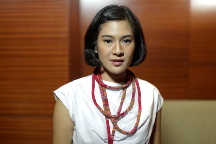 Pemeran tokoh Kartini, Dian Sastrowardoyo berpose usai wawancara eksklusif Kompas.com seputar film Kartini di Jakarta, Jumat (7/4/2017). KOMPAS IMAGES/KRISTIANTO PURNOMO


