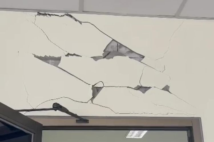 Salah satu bangunan di kantor Gubernur NTT rusak akibat gempa magnitudo 6,6, Kamis (2/11/2023)