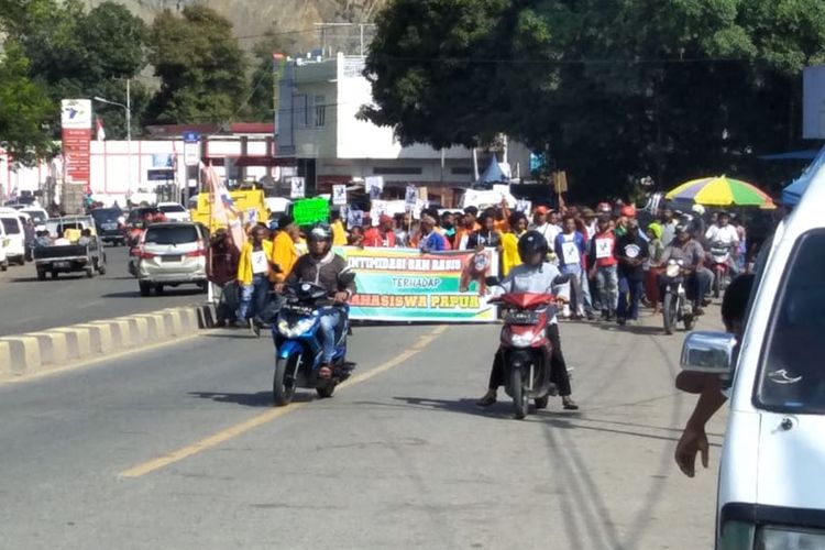 Kumpulan Massa di Expo Waena, Distrik Heram, Kota Jayapura, Papua yang akan bergabung dengan pendemo lainnya di wilayah Abepura untuk melakukan aksi demonstrasi atas penangkapan mahasiswa Papua di Surabaya, Jawa Timur (19/08/2019)