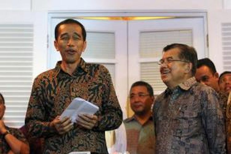 Presiden dan Wakil Presiden terpilih Joko Widodo dan Jusuf Kalla memberikan keterangan pada wartawan terkait porsi kabinetnya, di Rumah Transisi Jokowi-JK, Jakarta, Senin (15/9/2014). Rencananya Kabinet Jokowi-JK akan diperkuat 34 kementerian yang terdiri dari 18 orang profesional dan 16 orang dari partai politik.