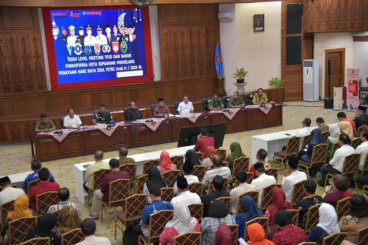 Wakil Wali Kota Semarang Iswar Aminuddin saat memimpin High-Level Meeting Tim Pengendalian Inflasi Daerah dan Rakor Forkopimda Kota Semarang menjelang Idul Fitri 1446 H di Ruang Lokakrida, Balai Kota Semarang, Jumat (21/3/2025).