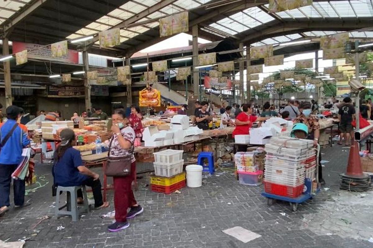 Pasar Kue Subuh Senen Jaya, Blok 5, Jakarta Pusat direncanakan untuk direlokasi 10 Februari 2023. Pada Kamis (12/1/2023) pasar masih ramai dikunjungi pembeli. 