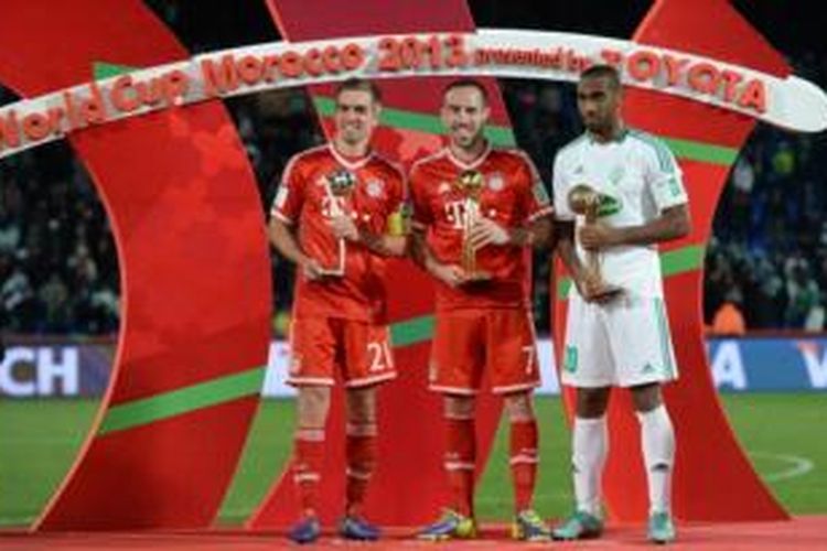 Tiga penerima gelar di ajang Piala Dunia Antarklub 2013, (dari kiri ke kanan): Philipp Lahm peraih trofi perak, Franck Ribery menerima trofi emas, dan Mouhssine Iajour mendapatkan trofi perunggu.