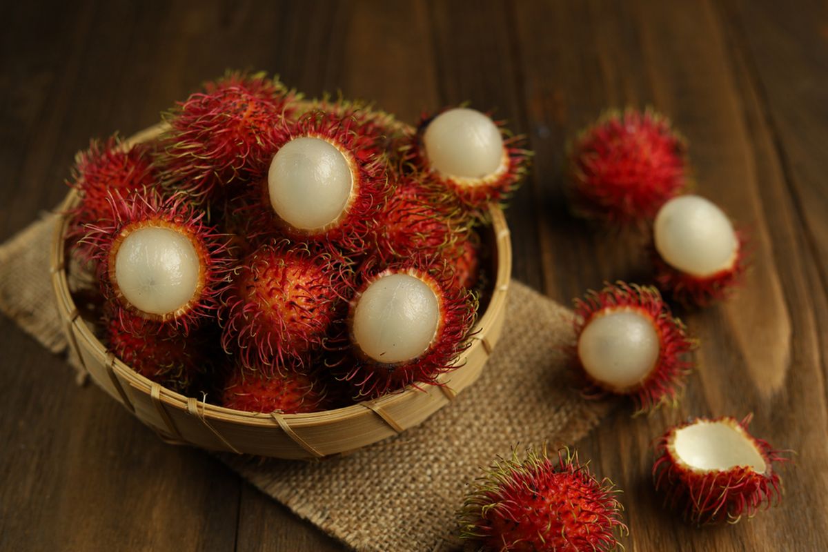 Ilustrasi buah rambutan. Berkat kaya vitamin C dan nutrisi lainnya, manfaat buah rambutan meliputi meningkatkan imun tubuh, melawan kanker, dan melindungi kesehatan jantung.