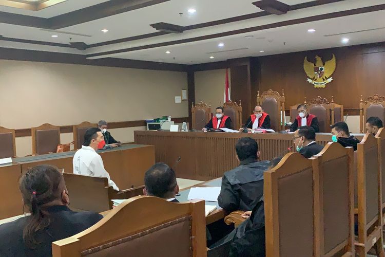 Dokter Tirta saat memberi kesaksian kasus dugaan pengancaman yang dilakukan Jerinx terhadap pegiat media sosial Adam Deni, Rabu (9/2/2022), di Pengadilan Negeri (PN) Jakarta Pusat. 