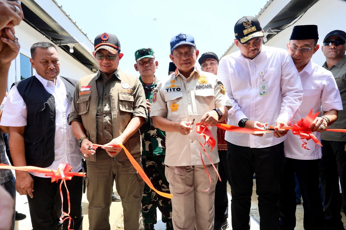 Ketua Satuan Tugas (Satgas) Percepatan Rehabilitasi dan Rekonstruksi Pascabencana Sumatera Muhammad Tito Karnavian meresmikan 200 unit hunian sementara (huntara) di Simarpinggan, Angkola Selatan, Kabupaten Tapanuli Selatan, Sumatera Utara (Sumut), Kamis (5/2/2026). 

