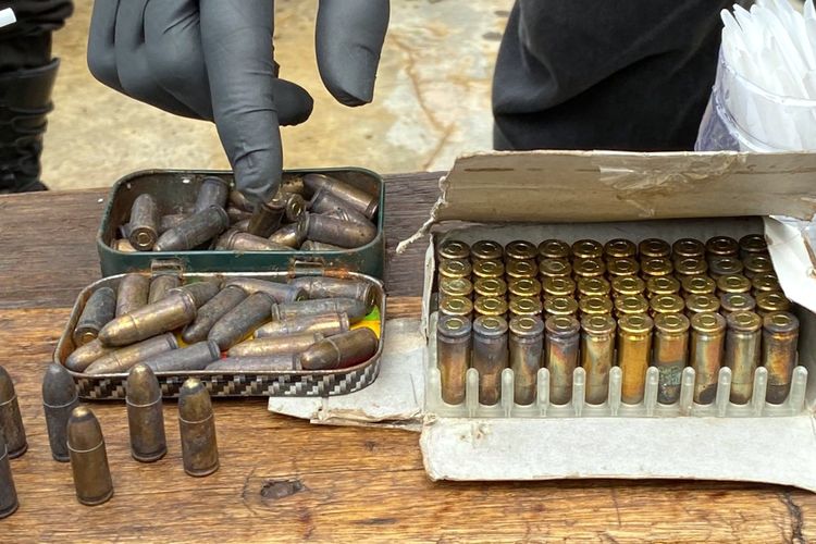 Polsek Palmerah menemukan sekitar 100 butir peluru aktif saat menggerebek kampung rawan peredaran narkoba, Kampung Boncos di Kota Bambu Selatan, Palmerah, Jakarta Barat, pada Selasa (25/10/2022).