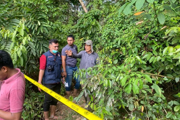 Petugas kepolisian melakukan olah TKP kasus dugaan perampokan yang menewaskan seorang nenek-nenek, di Desa Ganting Damai, Kecamatan Salo, Kabupaten Kampar, Riau, Kamis (21/3/2024).
