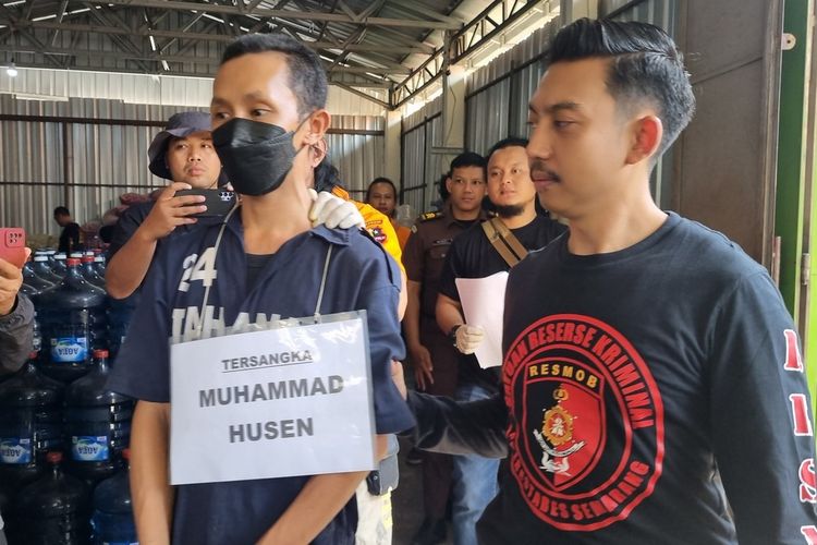 Tersangka Husen menghadiri rekontruksi pembunuhan di TKP toko air minum, di Tembalang, Kota Serang, Rabu (24/5/2023).