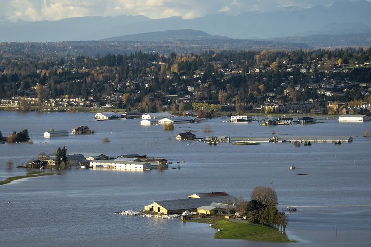 Rumah-rumah yang terendam banjir di Abbotsford, British Columbia, Kanada pada Selasa (16/11/2021) setelah dihantam badai dahsyat pada Senin (15/11/2021). [Jonathan Hayward/The Canadian Press via AP]