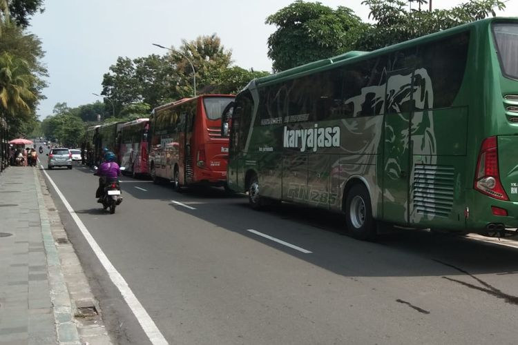 Deretan bus yang parkir di tepi jalan di Dusun Janan, Borobudur, Magelang, Rabu (1/5/2024).