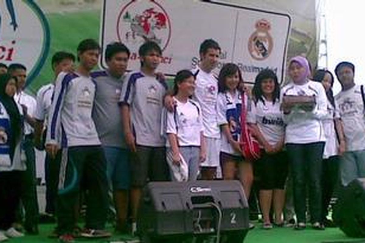 Pemain legenda Real Madrid, Luis Figo, mendampingi para penggemar El Real yang tergabung dalam Madridista Indonesia, di atas panggung utama, Silang Barat Monas, Jakarta, Minggu (30/1/2011).