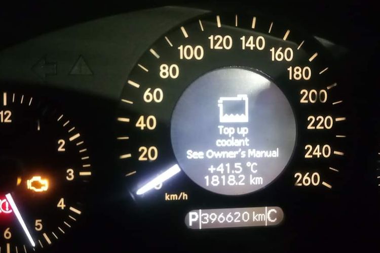 Indikator overheat mesin mobil nyala,. menandakan temperatur mesin melebihi batas wajar di angka 80 - 95 derajat celcius 
