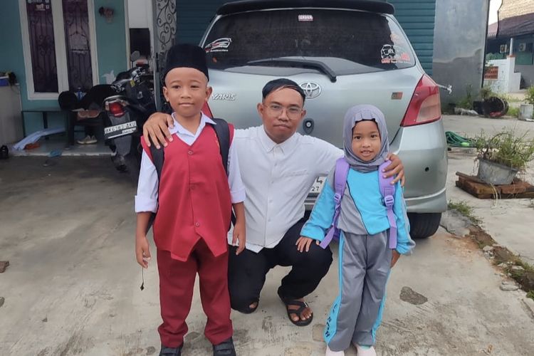 Serunya Momen Ayah di Medan Antar Anaknya Perdana Masuk Taman Kanak-kanak