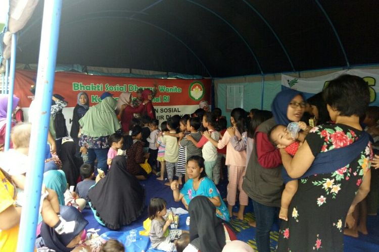 Hiburan berupa permainan hingga petunjukan sulap diberikan kepada anak-anak korban banjir di Jalan Madrasah, Bintaro, Pesanggrahan, Jakarta Selatan, Sabtu (4/1/2020).