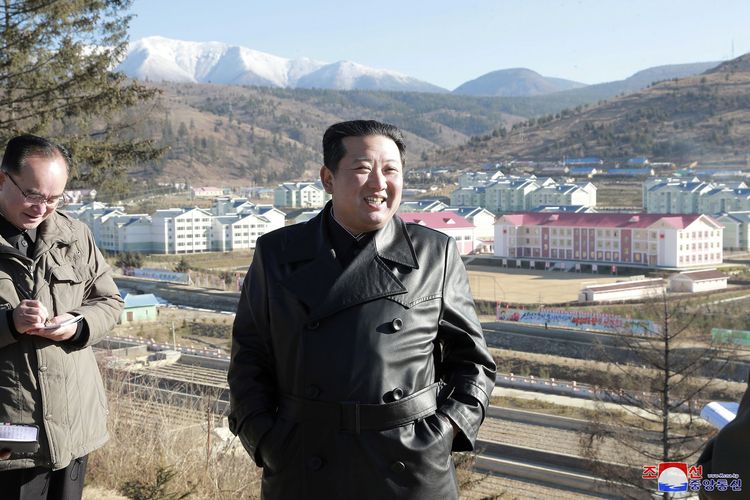 Foto tak bertanggal yang dirilis oleh pemerintah Korea Utara pada 16 November 2021 memperlihatkan Kim Jong Un, sambil mengenakan jaket kulit hitam, meninjau lokasi konstruksi di Kota Samjiyon, Provinsi Ryanggang.
