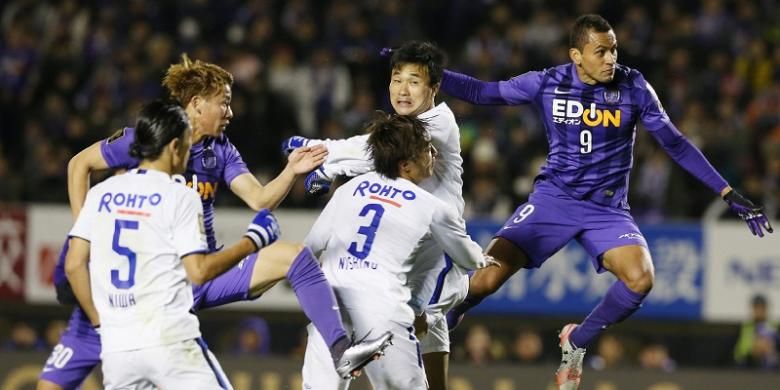 Para pemain Sanfrecce Hiroshima dan Gamba Osaka sedang berduel dalam sebuah laga J-League pada 5 Desember 2015.