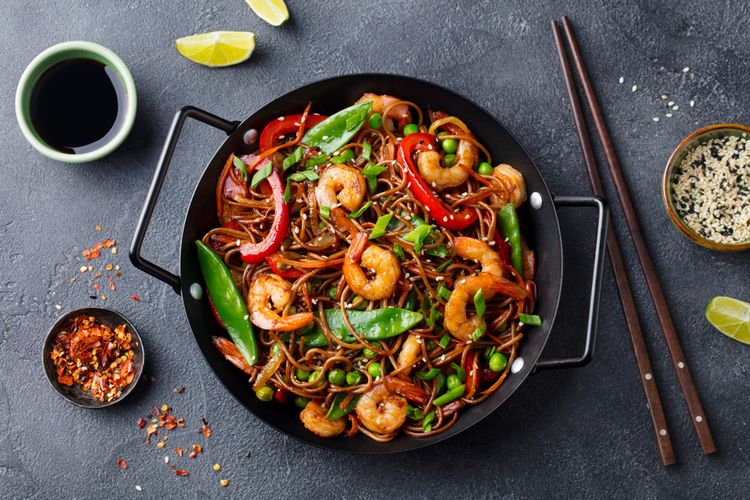 Ilustrasi mie goreng singapura dengan sayuran, ayam, dan udang. 