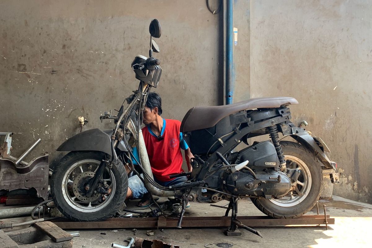 Bengkel Las Kaya Teknik melayani perbaikan rangka motor matik yang mengalami patah atau berkarat.