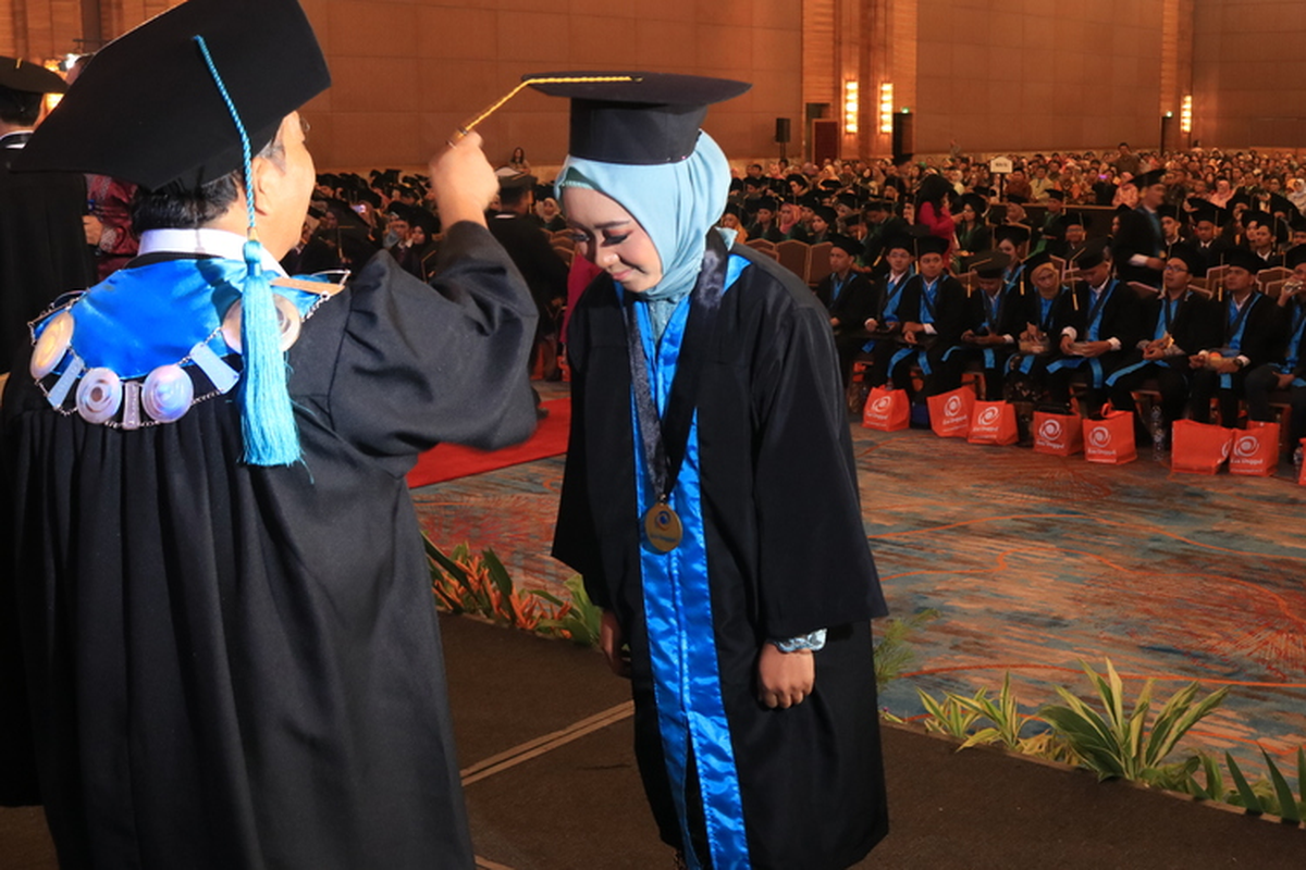 Acara wisuda program diploma, sarjana, dan pascasarjana Universitas Esa Unggul diselenggarakan di Hotel Pullman Central Park, Jakarta Barat, Selasa (10/12/2019).