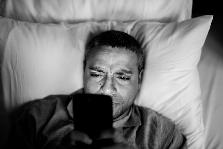 ilustrasi main ponsel sebelum tidur