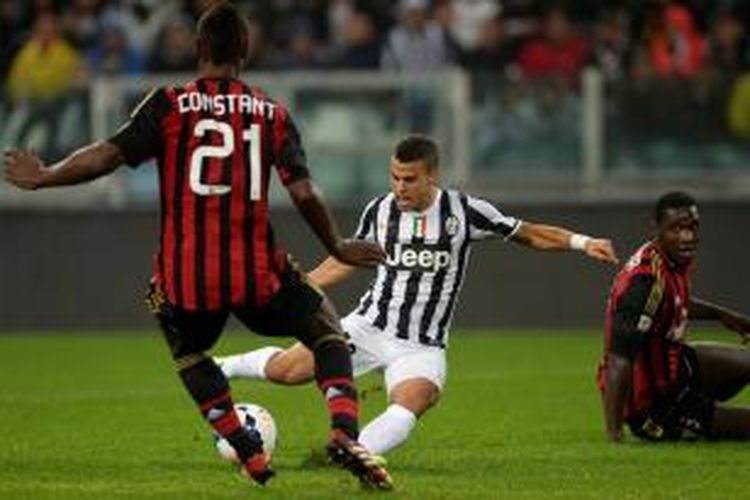 Penyerang Juventus, Sebastian Giovinco saat mencetak gol ke gawang AC Milan pada lanjutan Serie-A di Stadion Juventus, Minggu atau Senin (7/10/2013) dini hari WIB. Juventus menang 3-2 pada laga tersebut. 