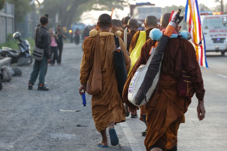 Biksu menjalani ritual thudong kembali melanjutkan perjalanan dari Kota Tegal, Jawa Tengah, Rabu (24/5/2023). Sebanyak 32 biksu jalan kaki dari Thailand menuju Candi Borobudur untuk meyambut Hari Raya Waisak.