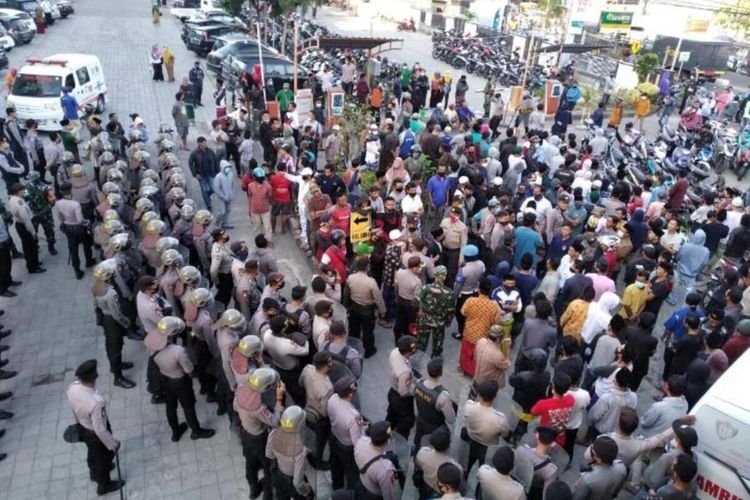 suasana pengambilan janazah positif Covid-19 di RSUD Mataram