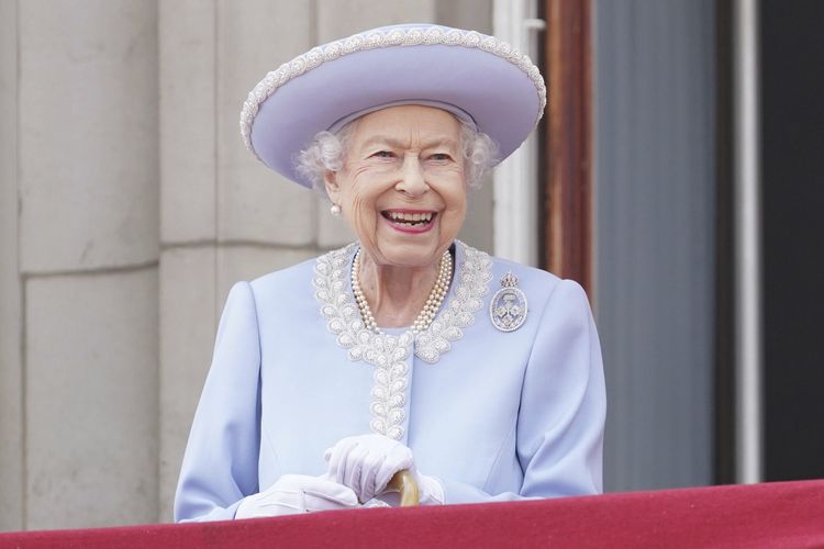 Ratu Elizabeth II tersenyum di balkon Istana Buckingham setelah menghadiri parade militer Trooping the Color di London, Inggris, Kamis (2/6/2022). Itu adalah hari pertama dari rangkaian empat hari perayaan Platinum Jubilee atau 70 tahun bertakhta.