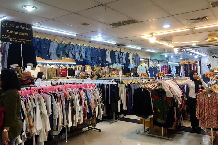 Tempat thrifting di kawasan Pasar Baru, Jakarta Pusat, Kamis (30/10/2025).