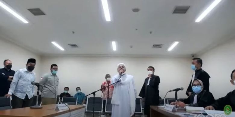 Terdakwa Rizieq Shihab tampak marah-marah dalam sidang lanjutan di Pengadilan Negeri Jakarta Timur, Jumat (19/3/2021).