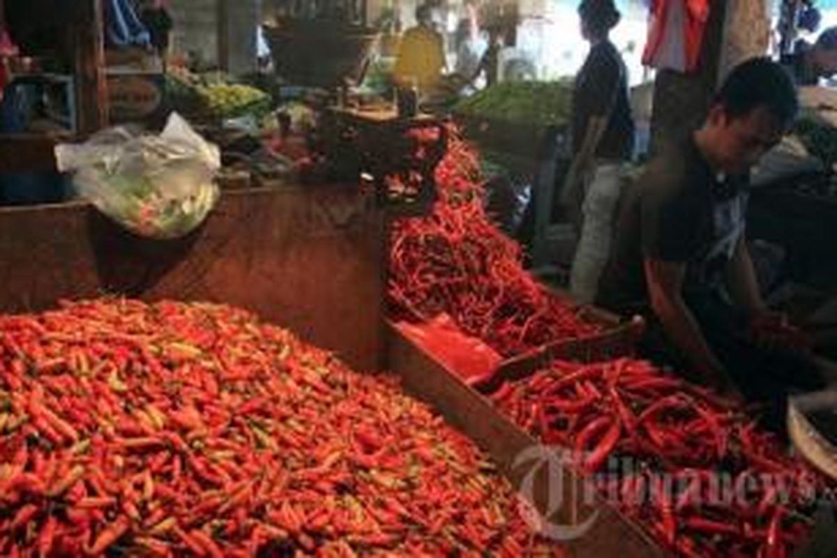 Pedagang sedang memilah cabe rawit merah untuk dijual kepada konsumen di Pasar Senen, Jakarta Pusat, Senin (8/7/2013). Menjelang bulan Ramadhan, sejumlah bahan pokok naik. Terlihat harga cabe rawit merah naik drastis dari Rp 41.000 per kilogram menjadi Rp 80.000 per kilogram.