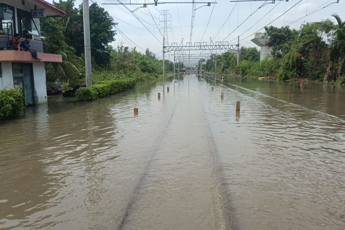 Terendam Banjir Rob, KAI Tinggikan Rel di Depan JIS