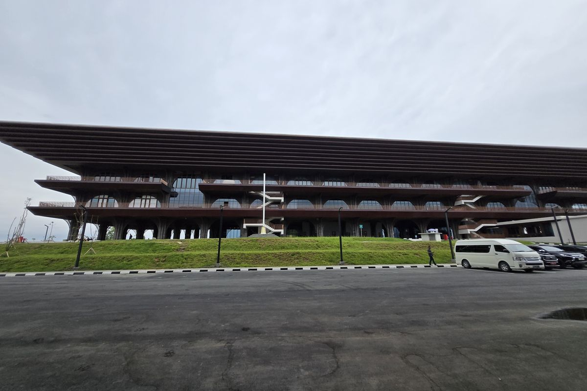 Istana Wakil Presiden di Ibu Kota Nusantara (IKN) mengadopsi langgam arsitektural Huma Betang Umai. Istana ini dilengkapi kolam renang 50 meter