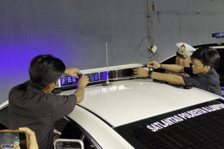 Polisi Mulai Tutup Lampu Rorator Pakai Kaca Film 20 Persen