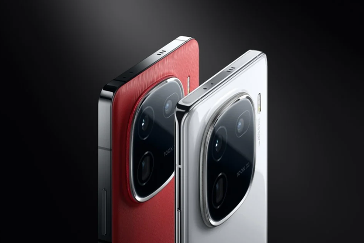 iQoo 12 reguler (merah) dan iQoo 12 Pro (putih) meluncur di China dengan Snapdragon 8 Gen 3.