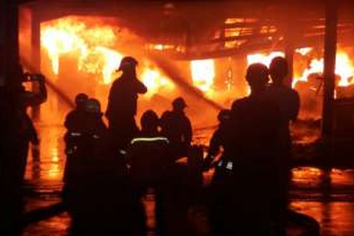Kebakaran di sebuah pabrik anti karat milik PT Tuff-Kote Dinol di Jalan Pramuka Raya, Rawasari, Kecamatan Cempaka Putih, Jakarta Pusat, Selasa (6/9/2016) dini hari (Foto dokumentasi dari Polres Metro Jakarta Pusat).