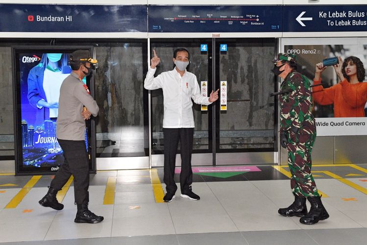 Presiden Joko Widodo meninjau kesiapan Stasiun MRT Bundaran HI  di saat new normal kala pandemi Covid-19