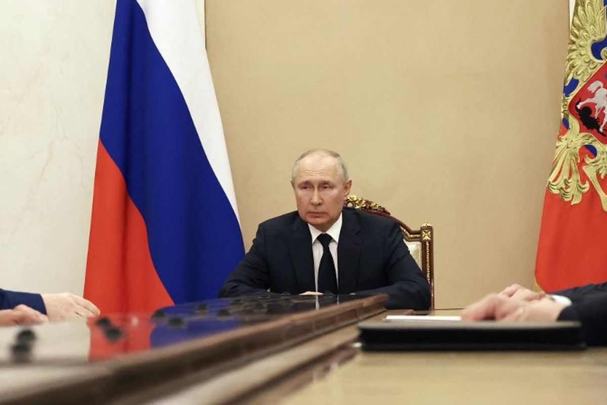 Presiden Rusia Vladimir Putin (tengah) bertemu dengan pejabat tinggi keamanan negara itu di Moskwa pada 26 Juni 2023.