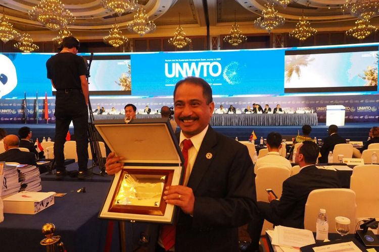 Menteri Pariwisata Arief Yahya memegang penghargaan video pariwisata Indonesia dalam lomba video pariwisata yang digelar oleh UNWTO di Chengdu, China.