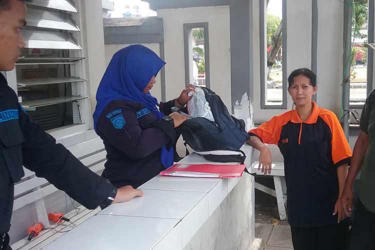 Petugas Satpolkar, saat memeriksa tas tamu yang mau masuk ke komplek perkantoran, Rabu (16/5/2018)