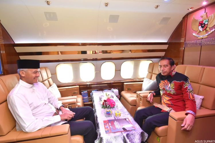 Presiden Joko Widodo dan Gubernur Jawa Tengah yang juga calon presiden (capres) dari PDI-Perjuangan (PDI-P) Ganjar Pranowo saat naik pesawat Kepresidenan pada Jumat (21/4/2023).