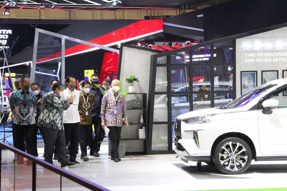 Presiden Jokowi Kunjungi All New Veloz di GIIAS 2021-Presiden Republik Indonesia Joko Widodo (tengah) didampingi Menteri Perindustrian Agus Gumiwang Kartasasmita (kiri), Ketua Umum Gaikindo Yohanes Nangoi (kanan) tengah mendengar penjelasan dari Presiden Direktur PT Toyota-Astra Motor (TAM) Susumu Matsuda (ketiga kiri) dan Wakil Presiden Direktur TAM Henry Tanoto (keempat kanan) mengenai All New Veloz saat mengunjungi  booth Toyota pada GIIAS 2021 di ICE BSD City Tangerang, Rabu (17/11). 
